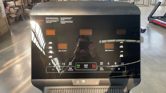 200 kg Carregamento de esteira Máquina de exercício Potência do motor 3,0 HP 2050 L * 950 W * 1600 H Mm